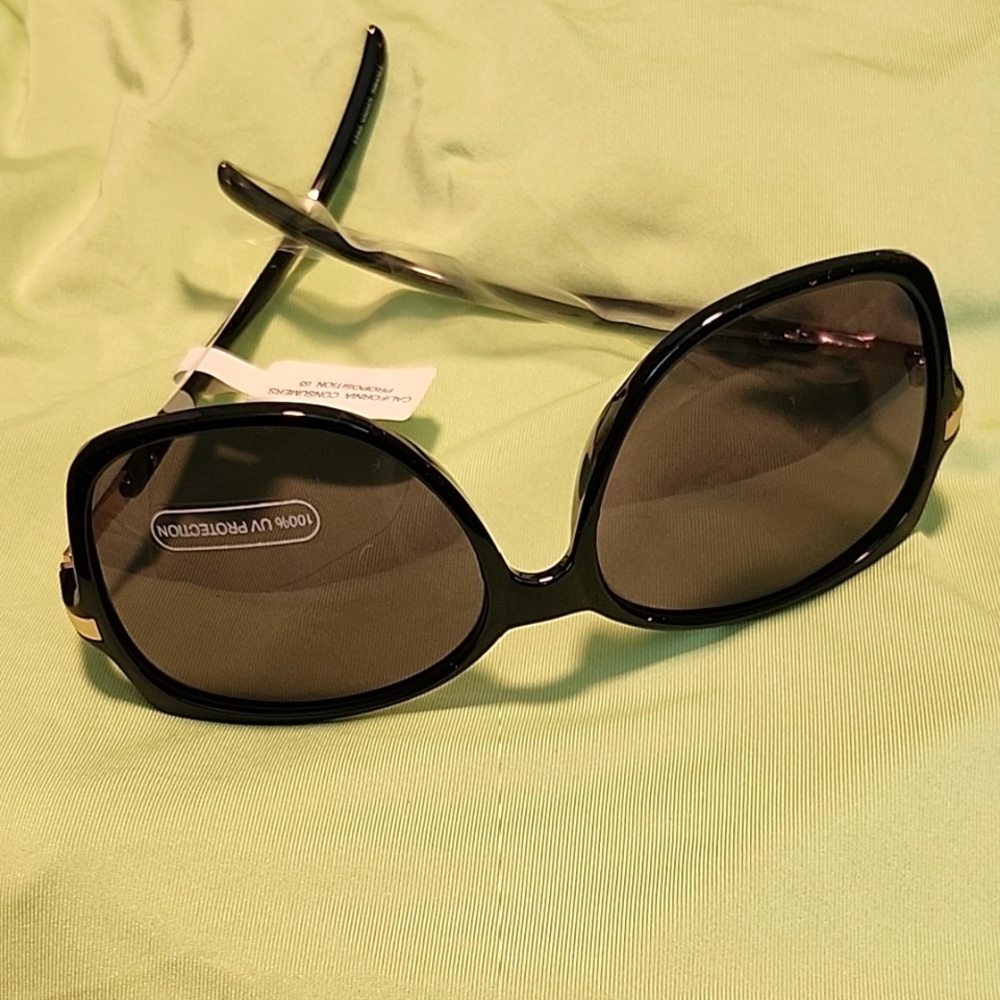 Elegant Black Sunglasses Smoke Lens NWT